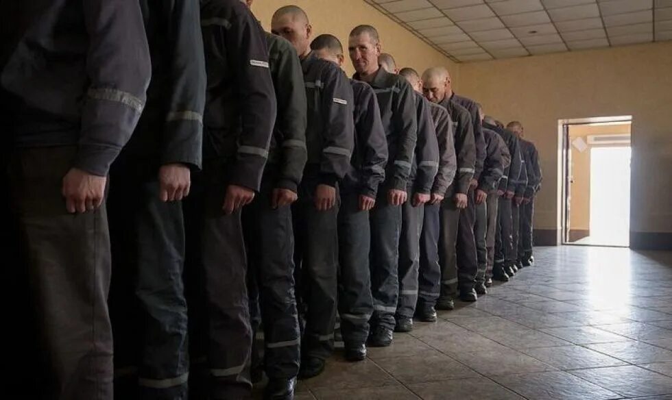 Тюрьма строгого режима ФСИН. Отряд заключенных. Строй осужденных. Тюремная одежда.