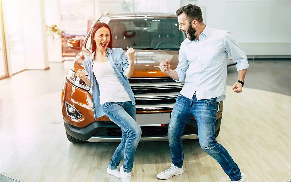 We buy a new car on tuesday. Семья около машины. Девушка выбирает автомобиль. Танцы возле машины. Фотосессия возле машины семья.
