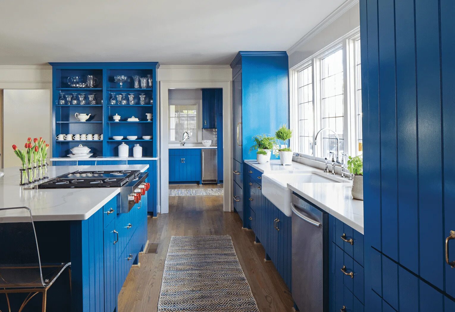 Синяя кухня. Синяя кухня икеа. Бело синяя кухня. Синяя кухня с деревянной столешницей. Сине-белая кухня в интерьере.