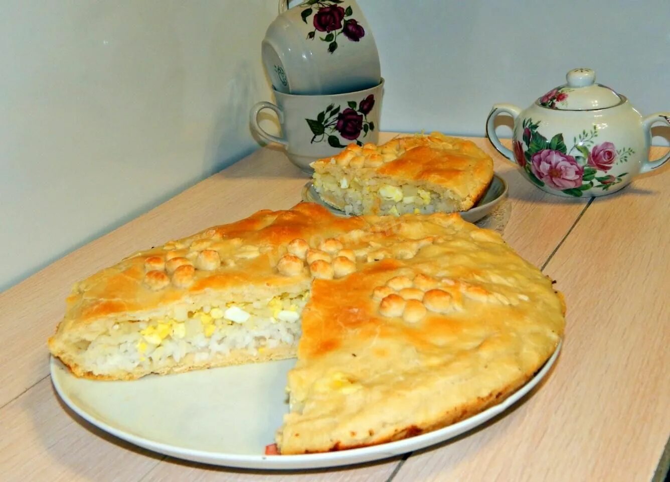 Рецепт пирог рис. Пирог с рисом и яйцом. заливной пирог с рисом и яйцом. пирог сдобный с луком и яйцом. пирог с рисом в духовке.