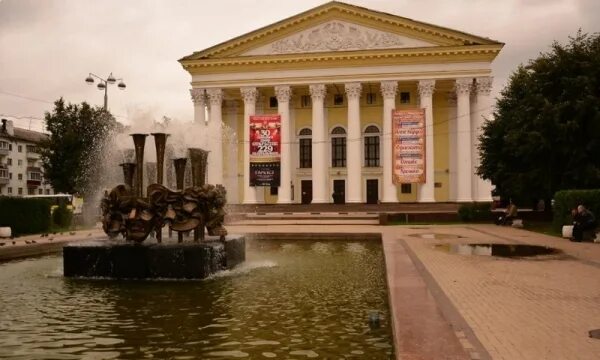 Рязанский театр драмы театральная площадь 7а отзывы. Театральная площадь город рязань. Театральная улица рязань. Теарт рязань. Рязанский драматический театр.
