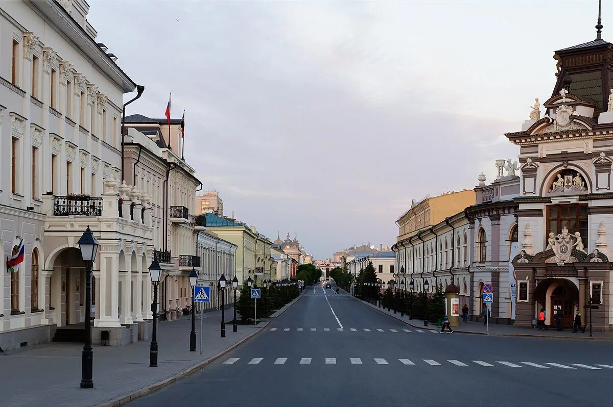 Кремлевская 1 казань. Улица Кремлевская Казань. Улица Кремлевская Казань достопримечательности. Улица Кремлевская прогулка Казань.