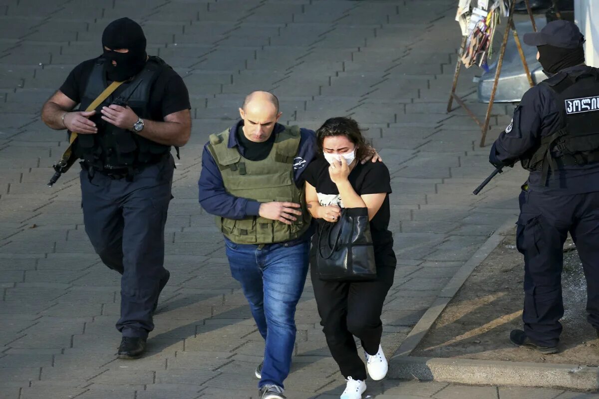 Одного из террористов отпустили. Грузинская полиция Зугдиди. Освобождение заложников. Захват заложников террористами.