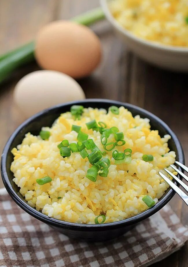 Рис с яйцом. Простые блюда из риса. Вареный рис с яйцом. Китайский рис с яйцом. Какие блюда из риса