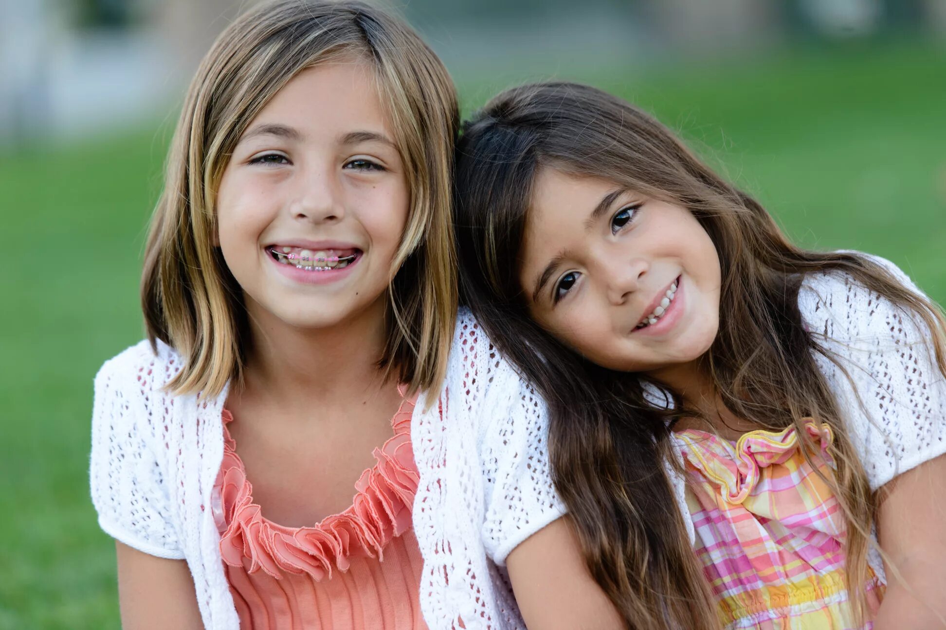 Two sisters old. 12 Лет Braces. КИД герл. Tweens. Сестры Литл..