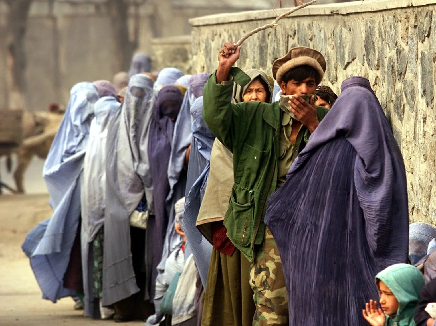 Мусульманская наказание. Талибан женщина в Афганистане. Афганистан 1995 паранджа. Афганистанские девушки до Восстания талибов. Афганистан Кабул женщины.
