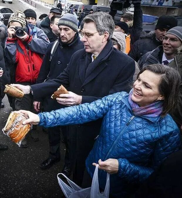 виктория нуланд на майдане. виктория нуланд 2014 майдан. виктория нуланд 2014 майдан. виктория нуланд на майдане. виктория нуланд печенье майдан.