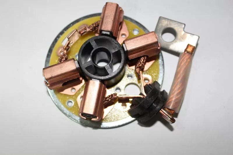 6 щетки стартера. Щеткодержатель стартера. Щетки стартера форд фокус 1. Щетки стартера hc-parts 140963. Щётки стартера renault megane 2.