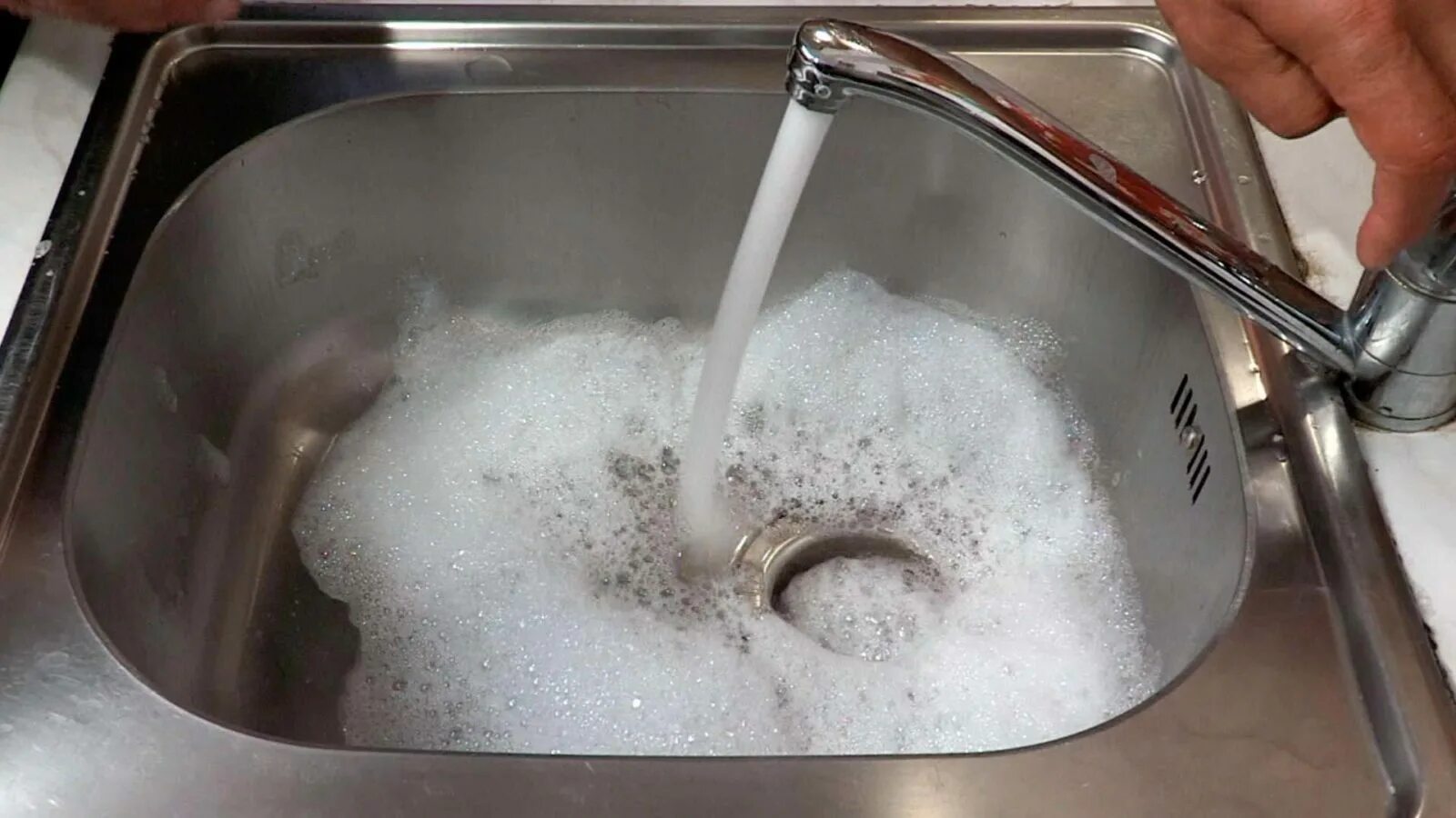 Чистить трубы сода. Сода и уксус для прочистки труб. Сода от засора раковины. Средство для промывки раковины на кухне. Домашние средства для прочистки раковины.