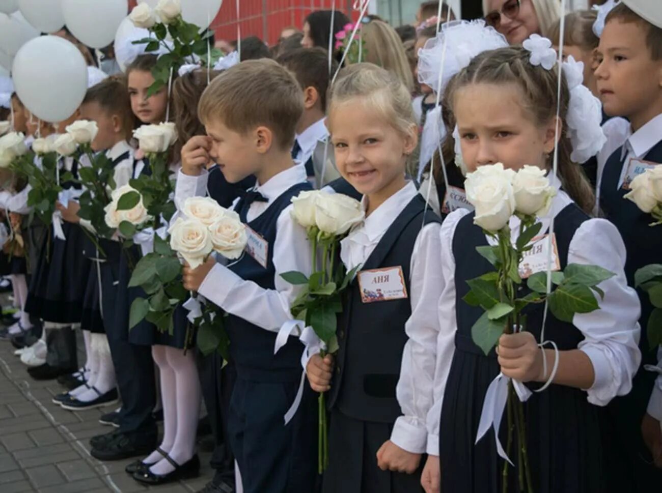 Первые дни в первом классе. Первоклассники на линейке. 1 Сентября дети. Дети на линейке 1 сентября. Первоклассники на линейке 1 сентября.