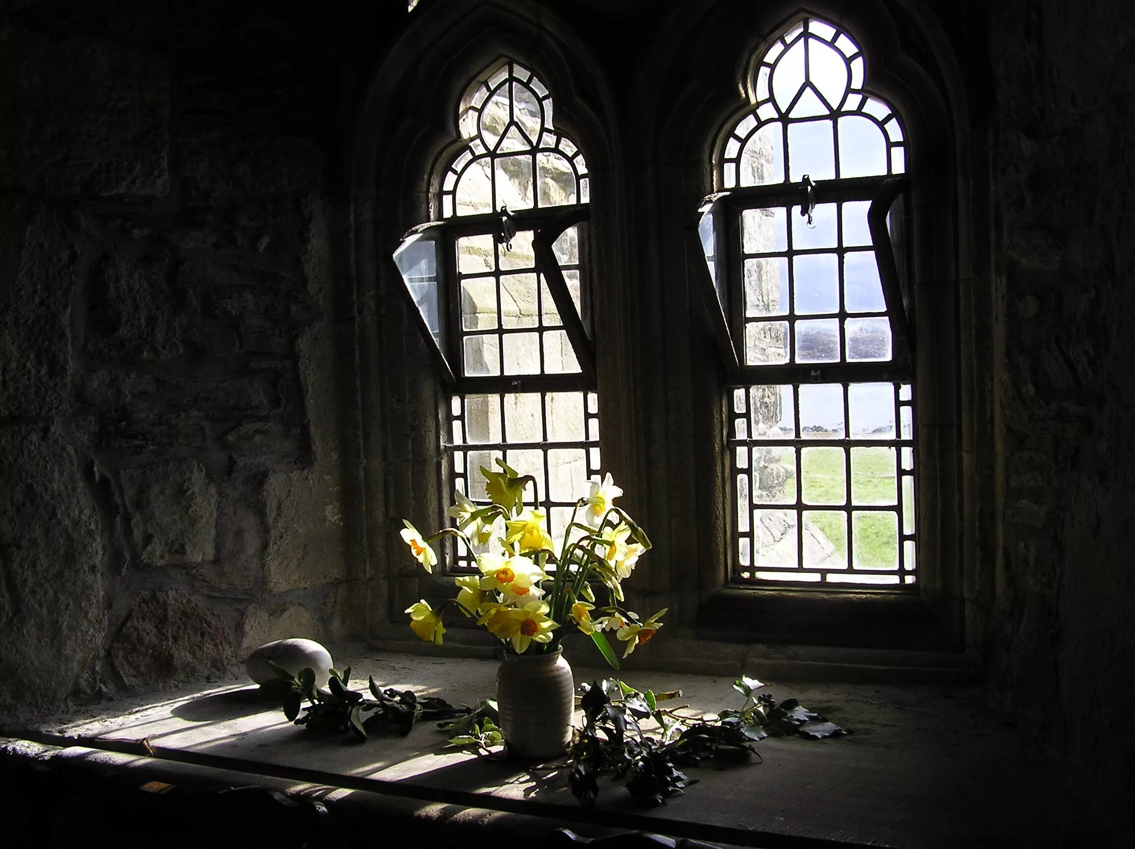 В замках были окна. Окно в средневековом стиле. Готические окна. Окна в готическом стиле. Окно в замке.
