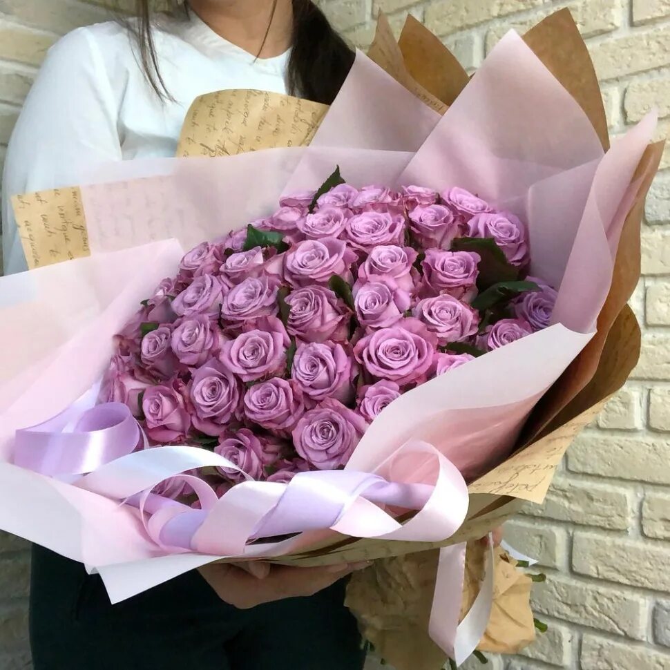 Цветы букет роз купить. Сиреневые розы букет. Фиолетовые розы букет. Лиловые розы букет. Букет из фиолетовых роз.