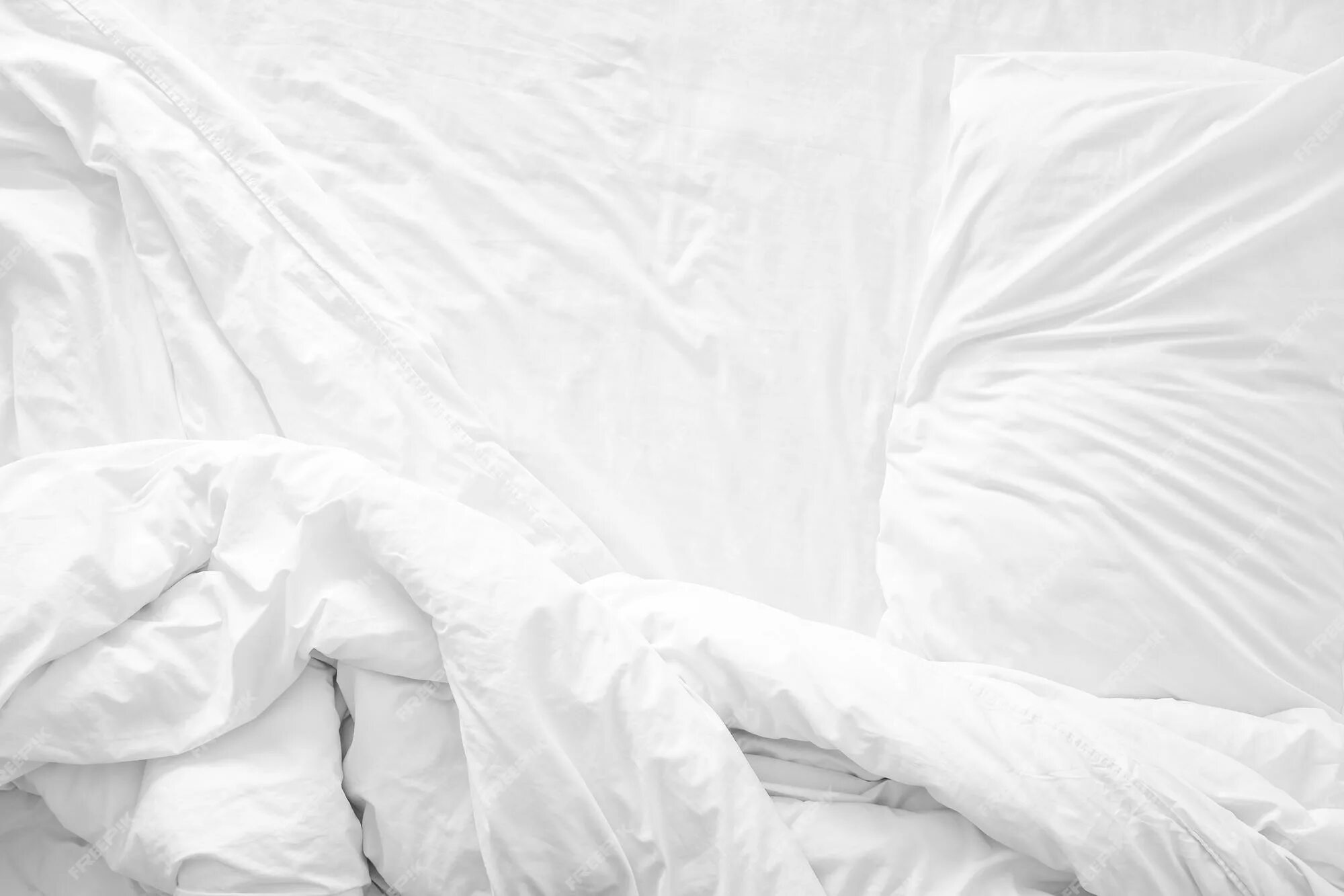 Одеяло на кровати. Dirty blanket. Мятая простынь. Белая кровать вид сверху. Застилать кровать картинка.