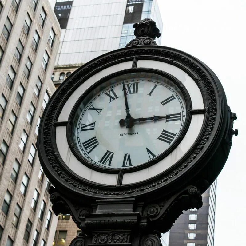 Часов время в турция. Чёрно-белая фотография часы. Уличные часы красивые фото. Уличные часы красивые вечером фото.
