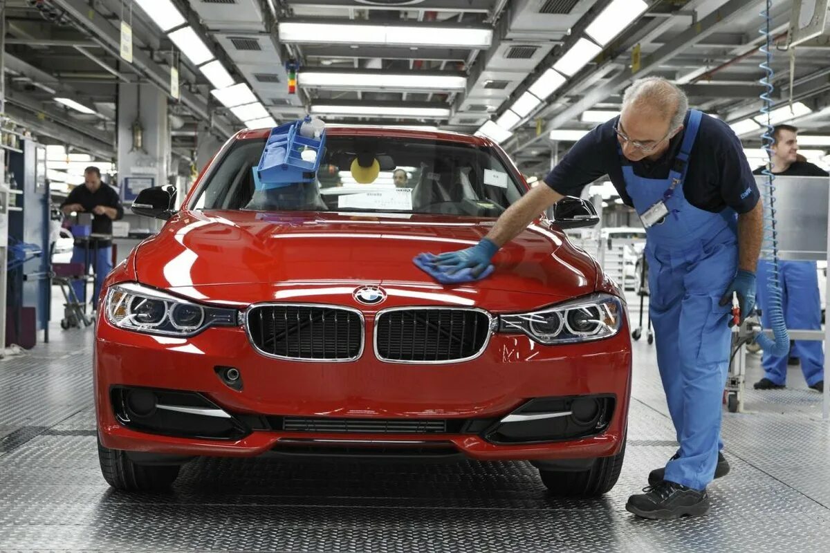 Где производится автомобили. Автотор БМВ. Баварский моторный завод BMW. F30 BMW Мюнхен. Завод БМВ В Германии.