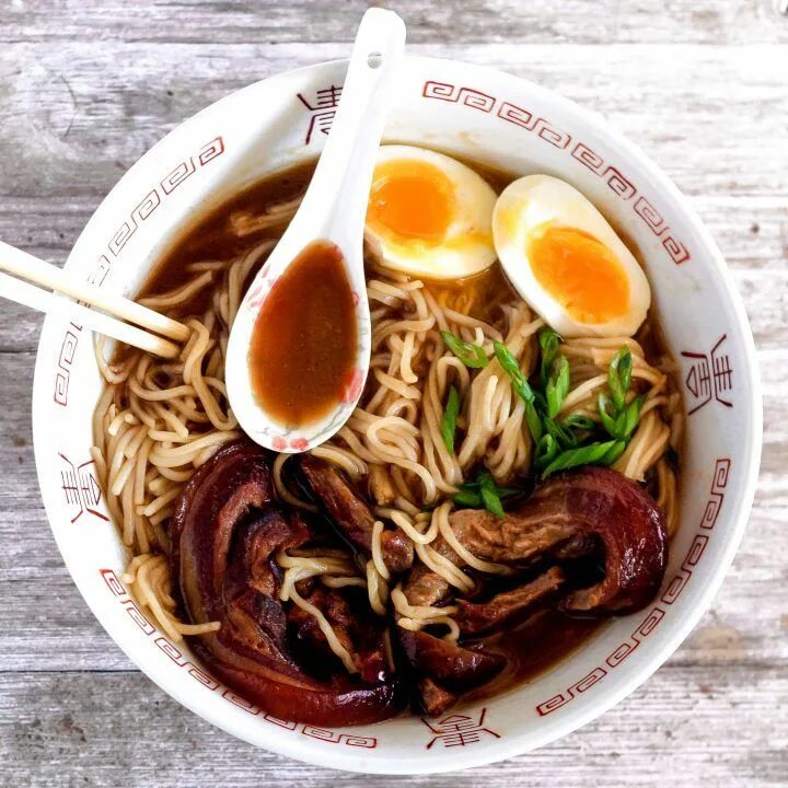 Чем едят рамен. Рамен из аниме наруто. Чем едят рамен. Чем едят рамен. Рамэн.