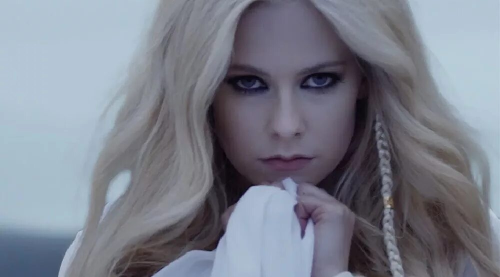 Avril lavigne rock n roll. Лавина клип. Популярные английские клипы. Head above water аврил лавин. Аврил лавин клипы.
