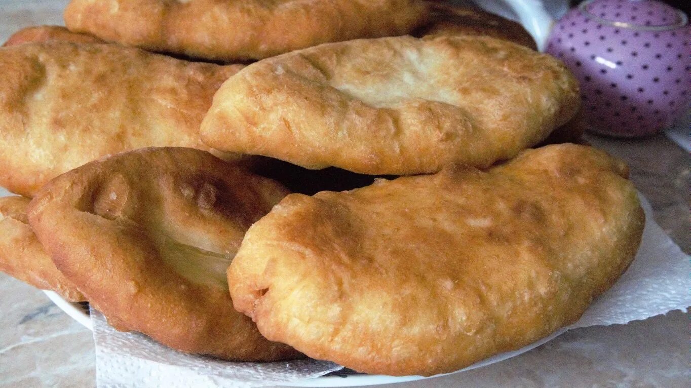 Пирожки жареные на сковороде. Пирожки без дрожжей. Пирожки с картошкой без дрожжей. Пирожки с картошкой жареные без дрожжей