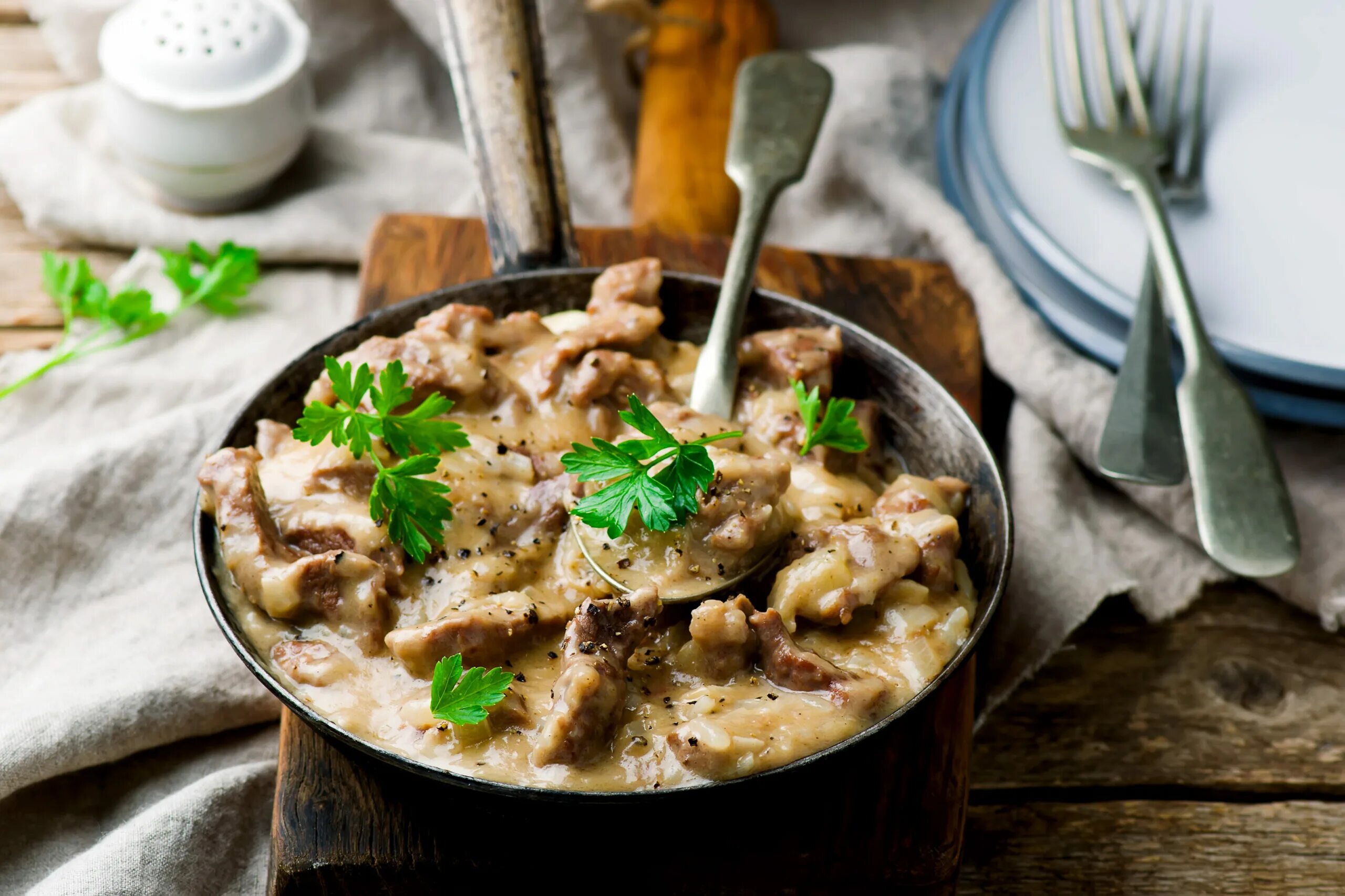 Печень с грибами и луком. Бефстроганов с говядиной и грибами. Куриный биф Строганофф. Беф-Строганов бефстроганов. Бефстроганов из говядины с грибами.