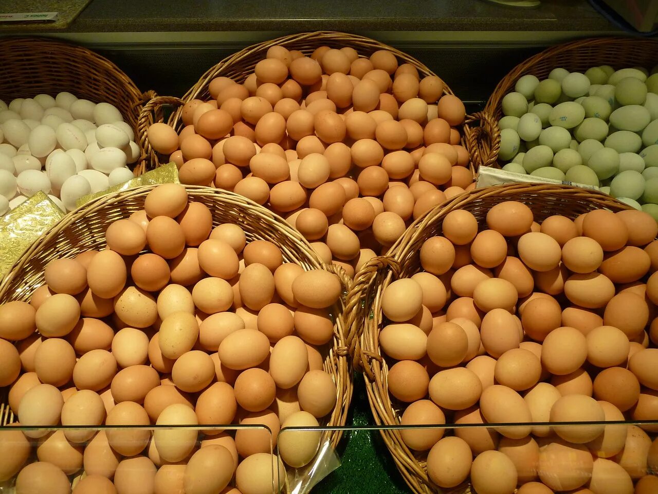 Яйца лучше купить. Яйцо куриное. Много яиц. Выкладка яиц. Яйца на рынке.