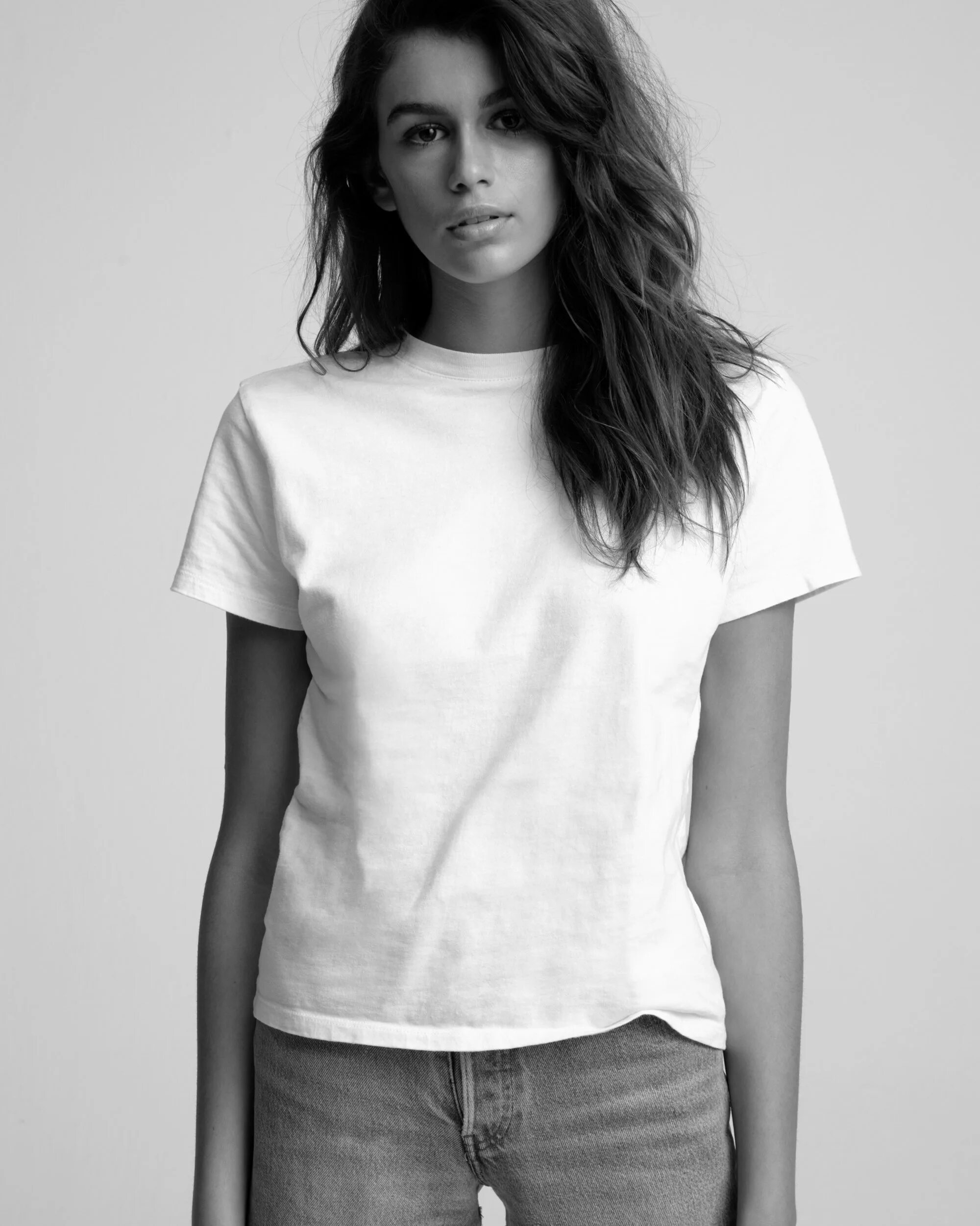 Kaia Gerber White t Shirt outfit. Девушка в белой футболке. Футболка модель. Белая футболка.