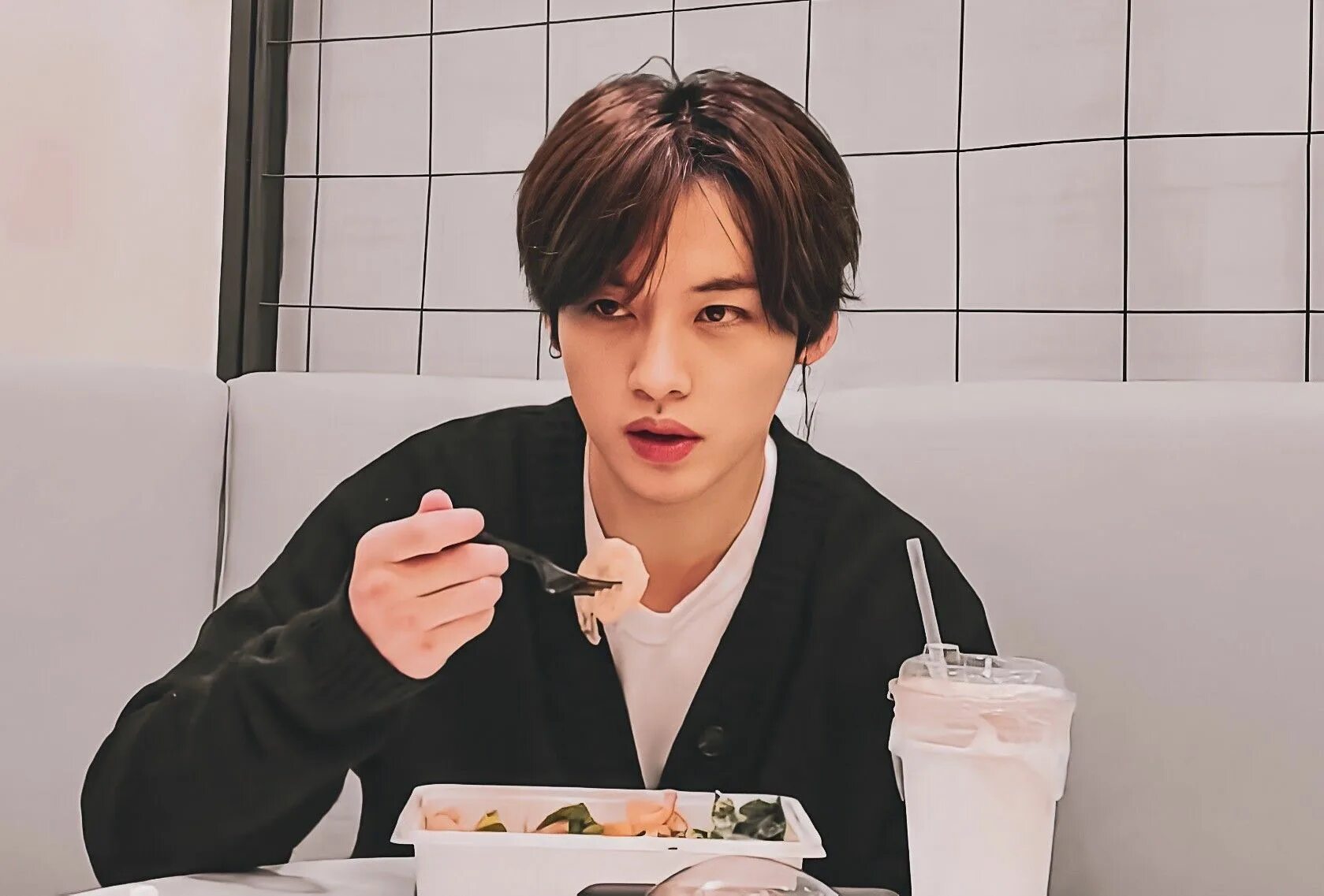 Lee know han want so bad. Lee min ho stray kids. lee know stray kids. суни и минхо. обои lee know.