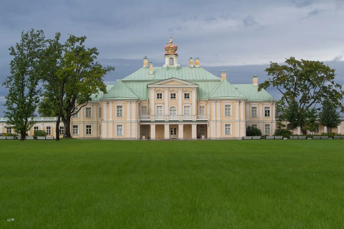 Дворец Ораниенбаум Германия. Шведский двор в Ораниенбауме. Герб Ломоносов Ораниенбаум. Стеклянный дворец в Ораниенбауме.