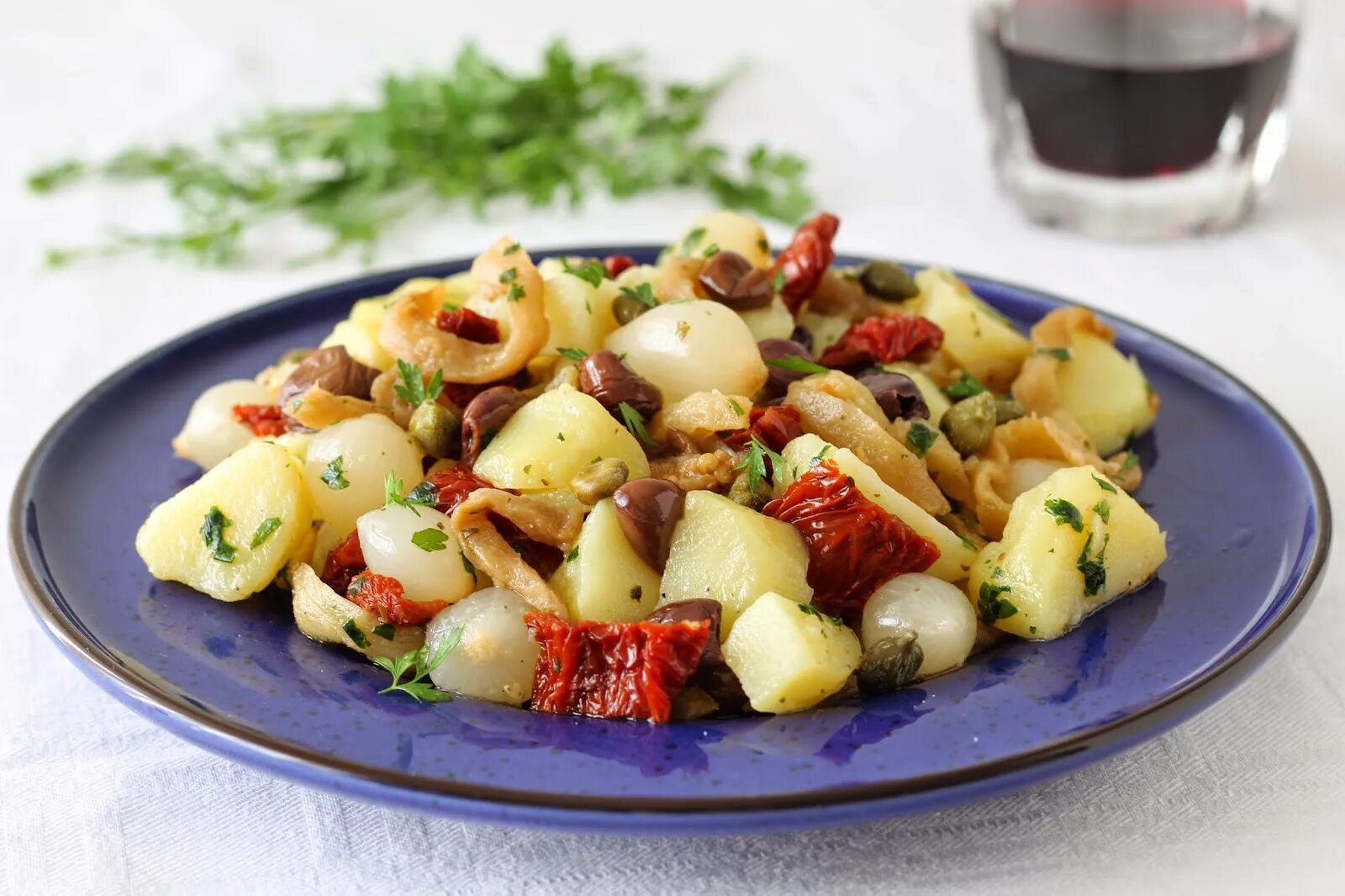 салат с копченой форелью. картофельный салат potato salad. овощной салат. немецкий салат из картофеля. салатик с картошкой.