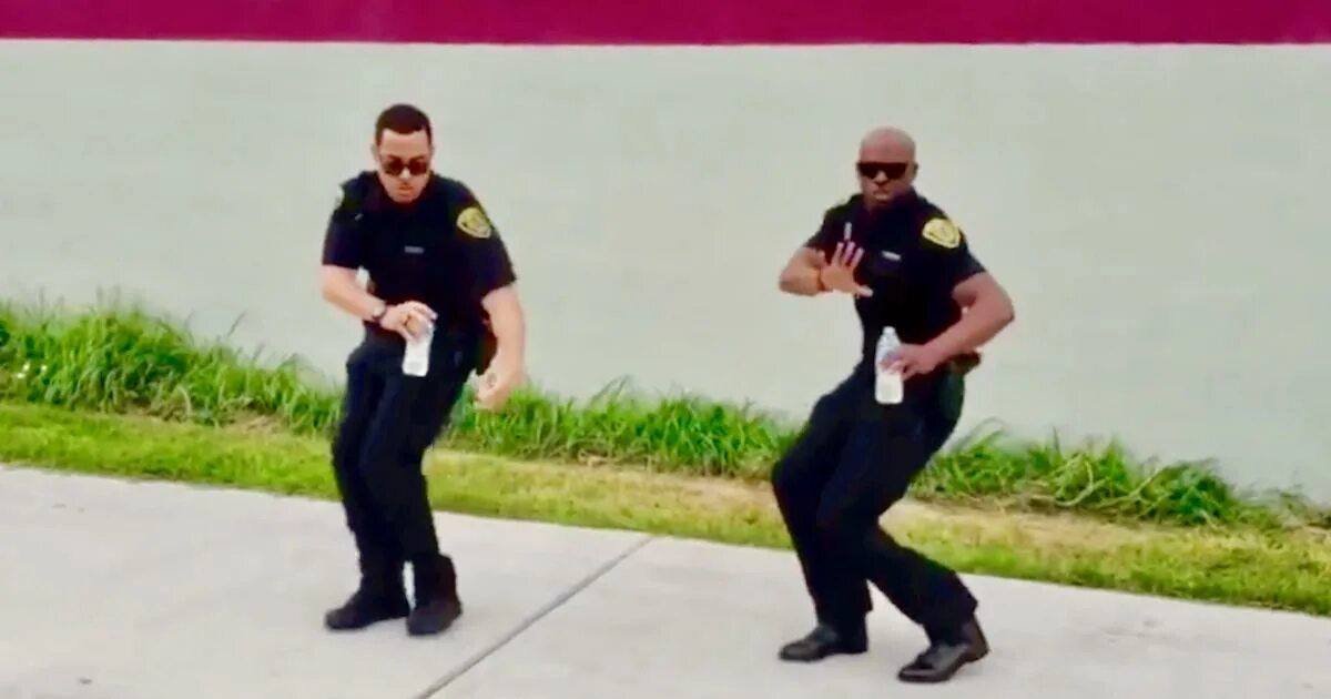 Полиция танцы. Офицеры полиции UBA. Танец под офицеры.