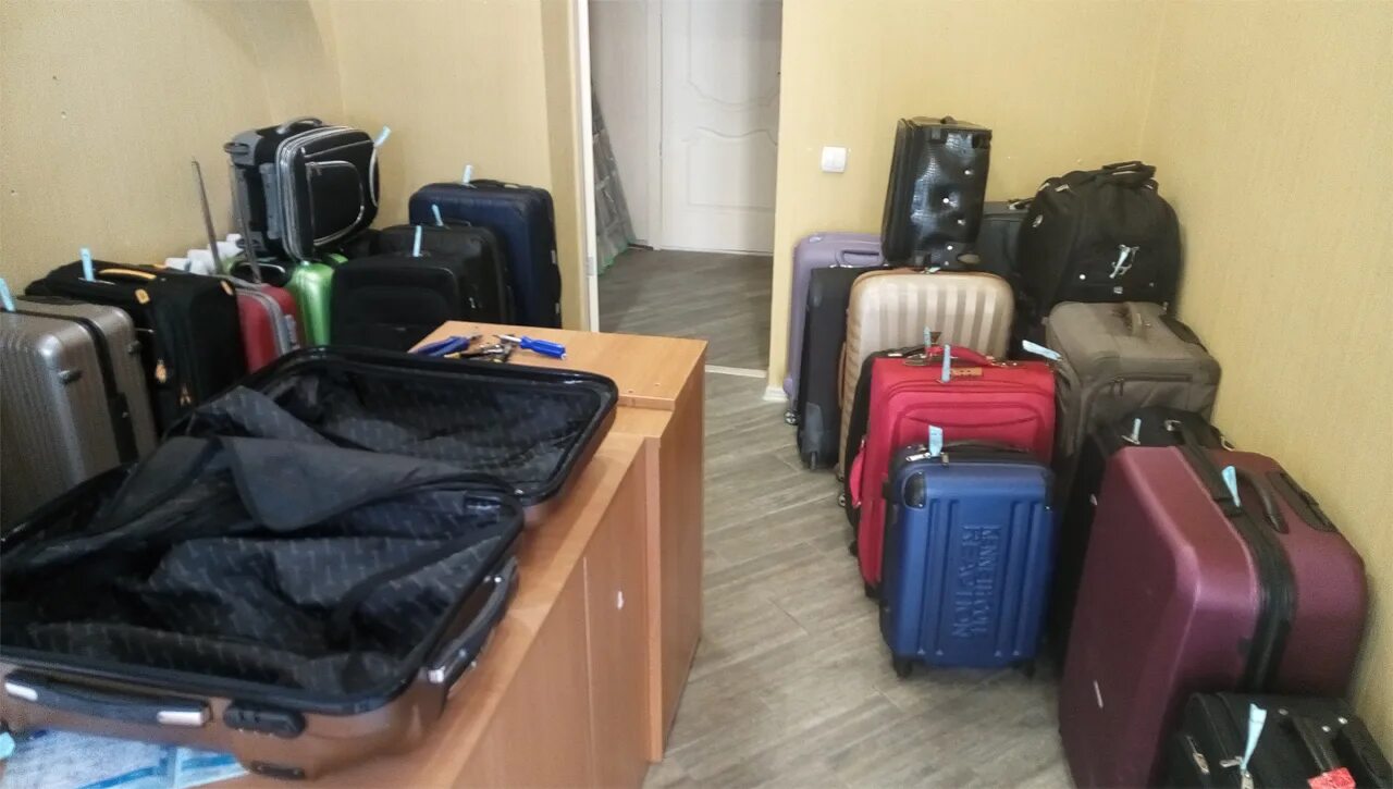 Починить колесо на чемодане. Ботинки чемодан в 2000. Ремонт чемоданов рядом со мной. Сломался чемодан колесо. Ремонт чемоданов рядом со мной.