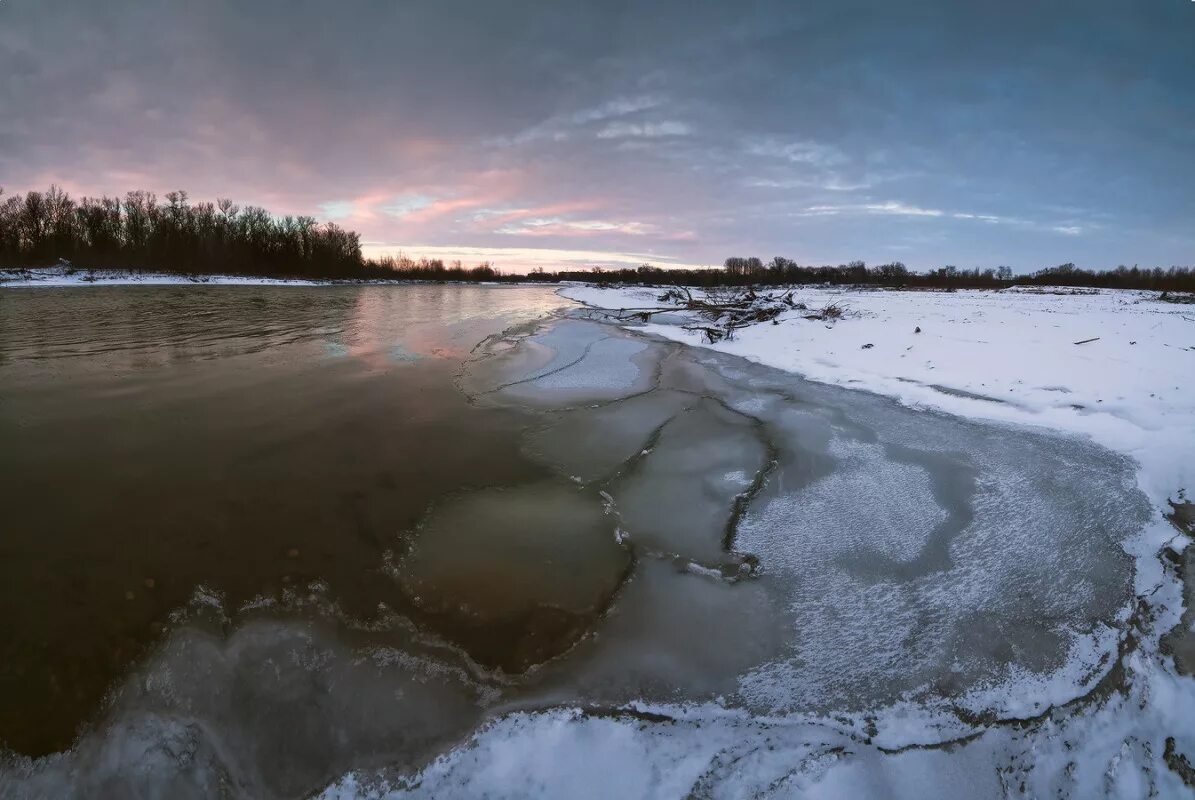 Замерзшая река. Застывшая речка. Замерзание реки. Вода в реке замерзла