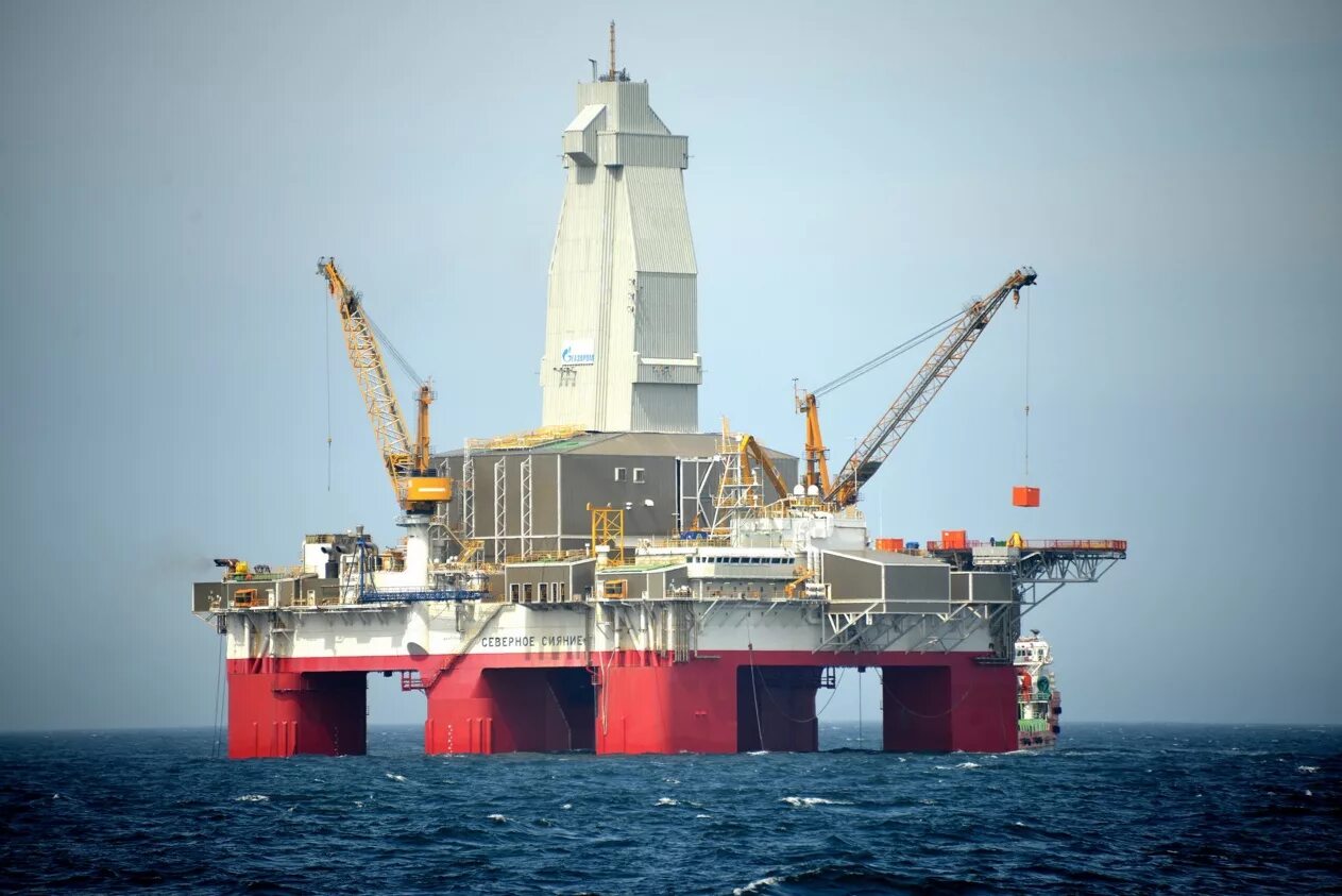 Месторождения нефти на дальнем востоке. Карское море бурение шельф. Морская буровая платформа орлан. Нефтяные вышки в карском море. Нпз роснефть дальний восток.