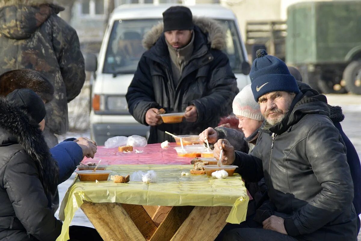 Питание бездомных. Бомжи обедают. Еда бомжей.