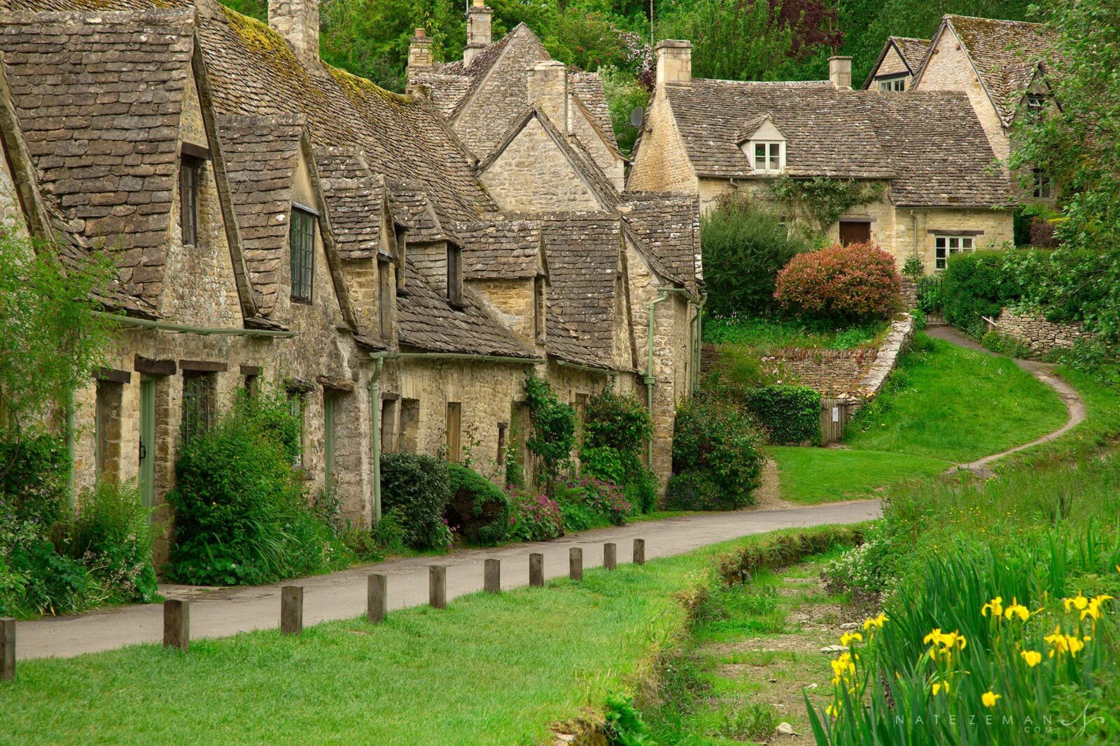 Villages england. Графство Глостершир, Бибери. Котсволдс Англия деревня. Графство Глостершир Англия. Глостершир деревня Бибери.