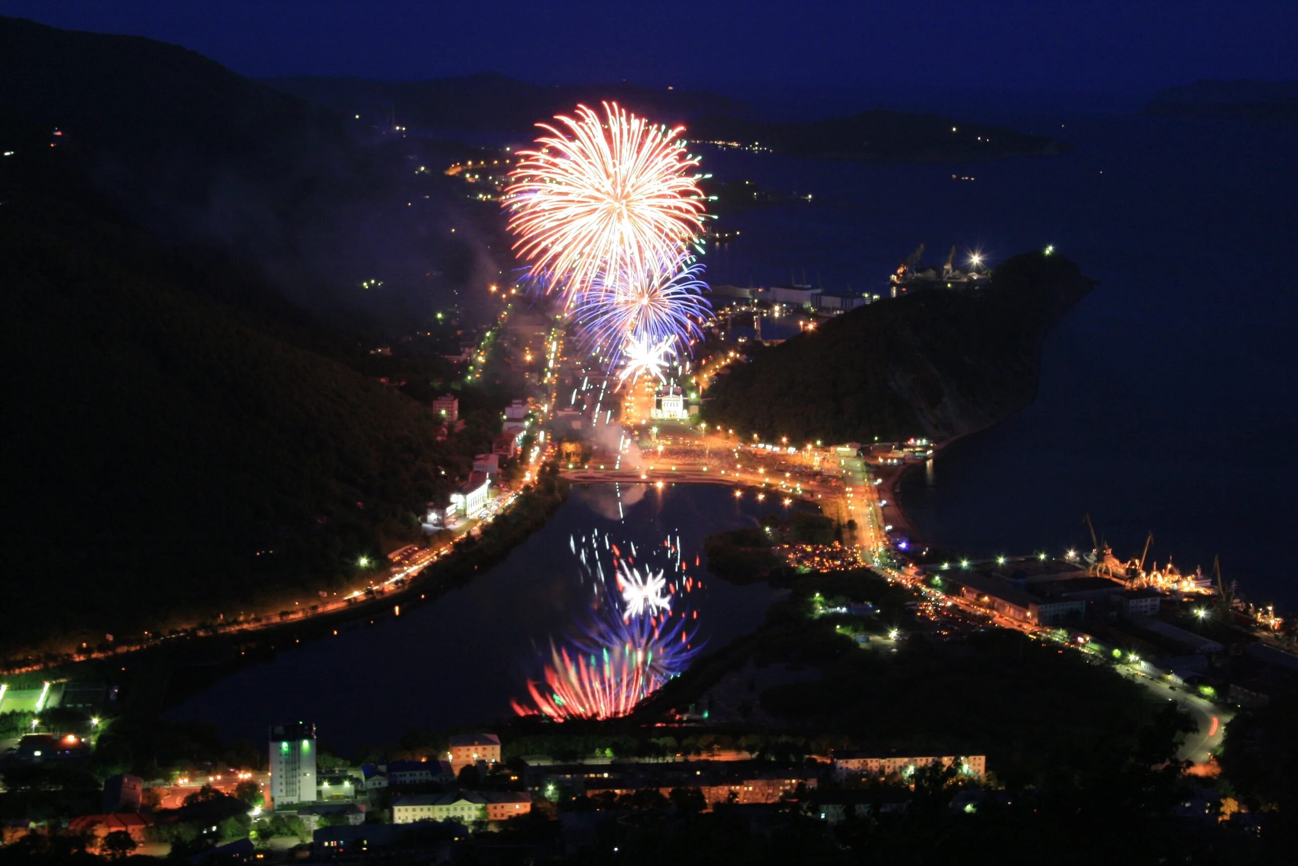 Во сколько новый год в петропавловске камчатском. Петропавловск-камчатский центр города зимой. Новогодний центр петропавловск камчатский. Елка в петропавловске-камчатском 2022. Новогодняя дискотека на площади.