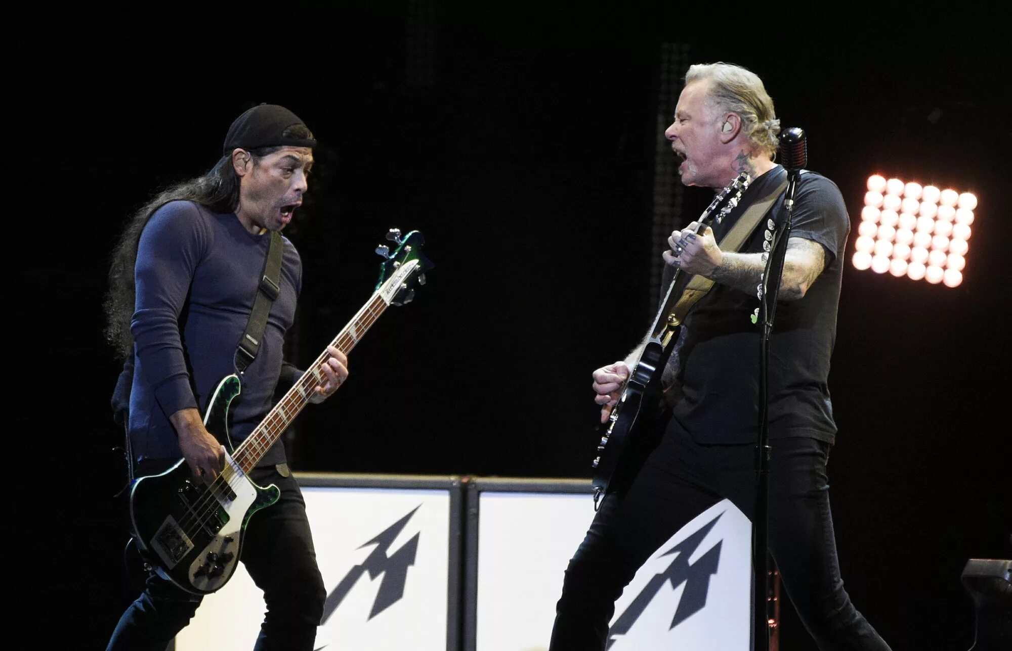 Бас гитарист Metallica. Дом Джеймса Хэтфилда. Metallica концерт. Metallica 2022.
