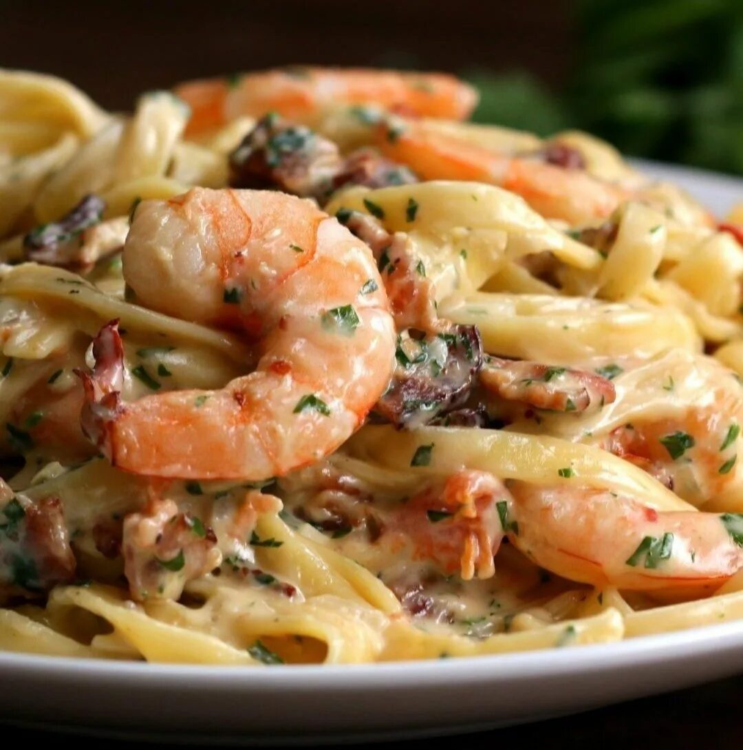 шампиньоны с креветками. шампиньоны с креветками. салат с креветками и шампиньонами. гриль салат с морепродуктами. авокадо с креветками.