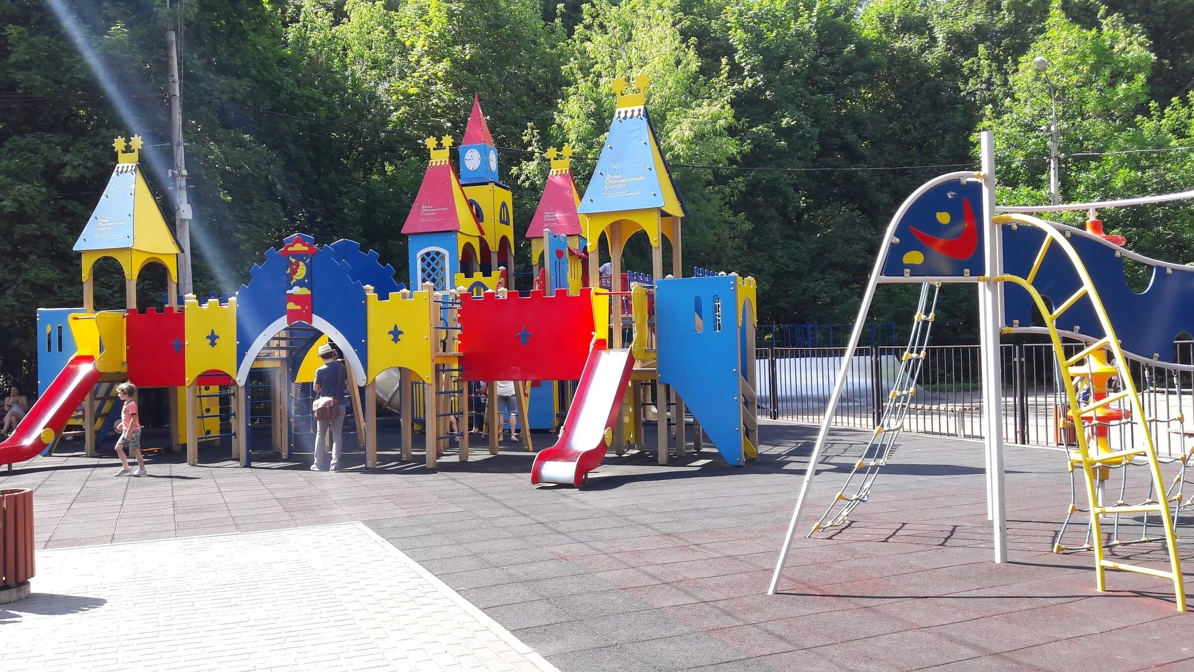 Площадка в сокольниках с грушами. Парк сокольники детские площадки. Детские площадки в парке сокольники. Сад баумана детская площадка. Детские площадки в парке сокольники.