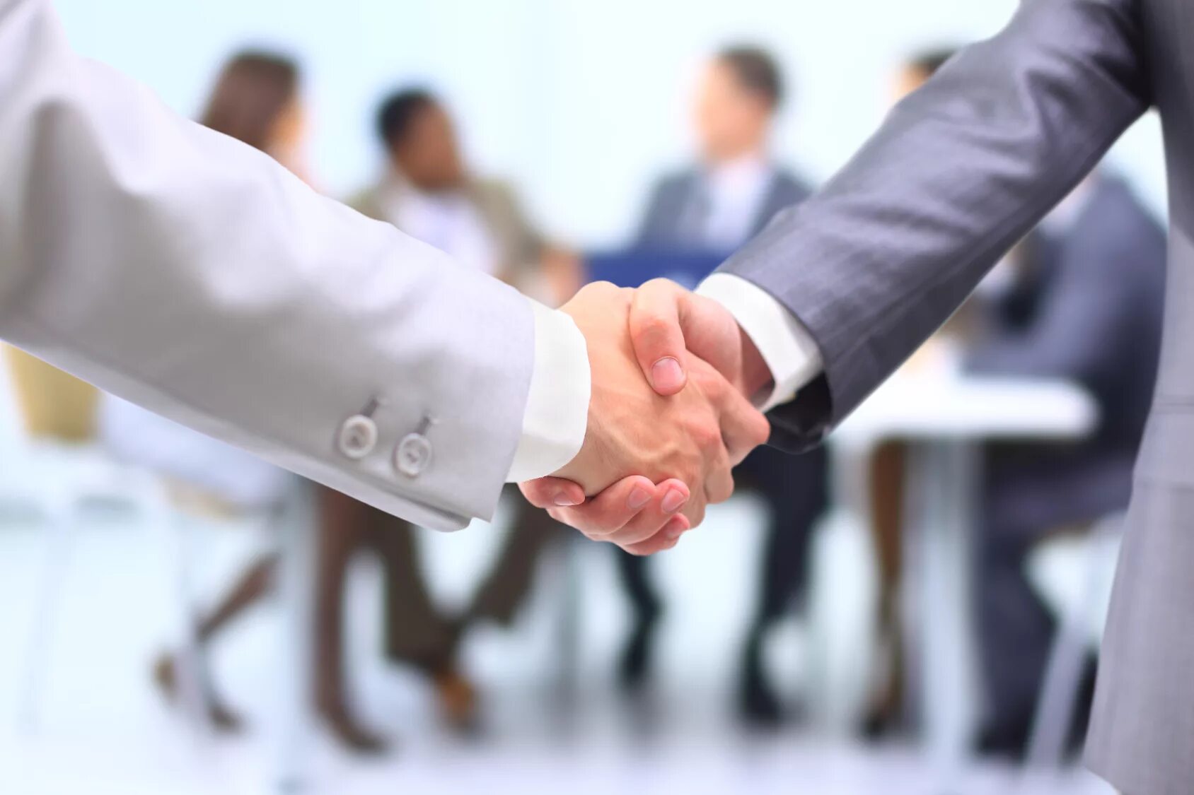 Client handshake. Сотрудничество с партнерами. Деловое сотрудничество. Партнерство и сотрудничество. Бизнес партнеры.