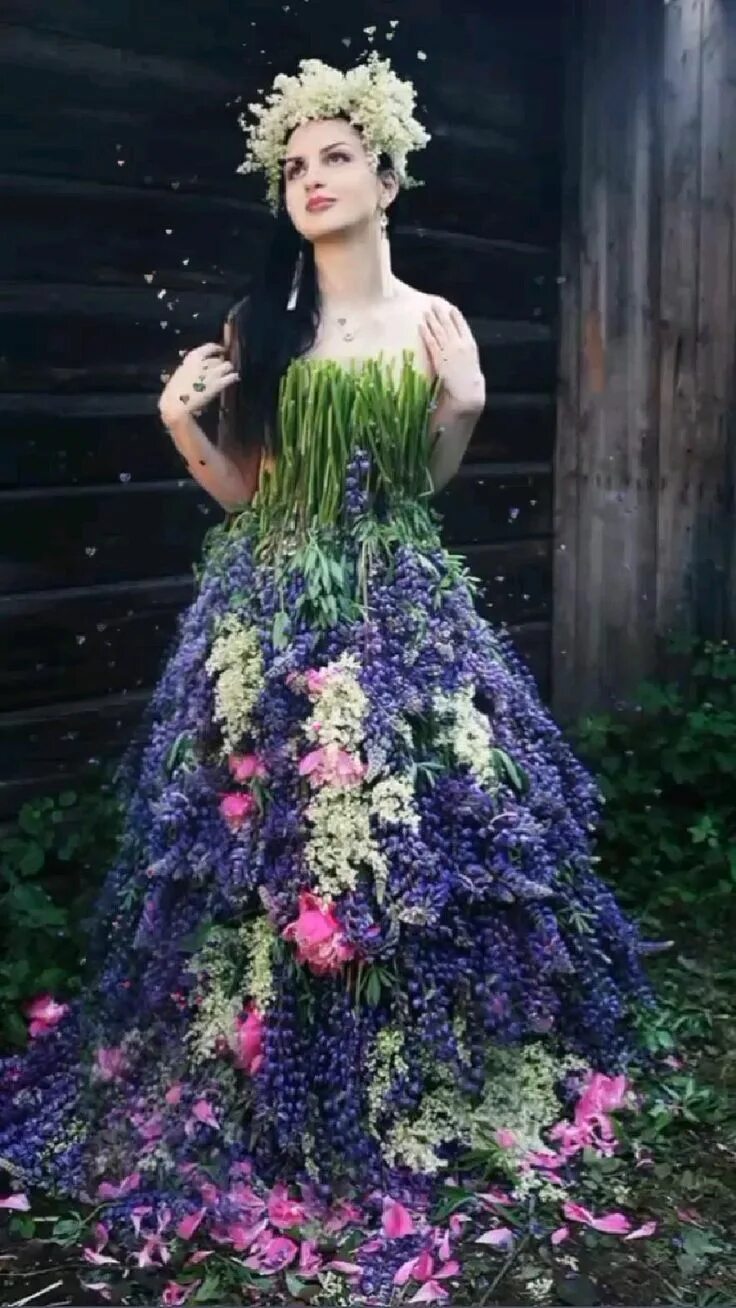 Платья из цветов фото. Платье из цветов. Необычное платье из цветов. Платье из искусственных цветов. Платье из природных материалов.