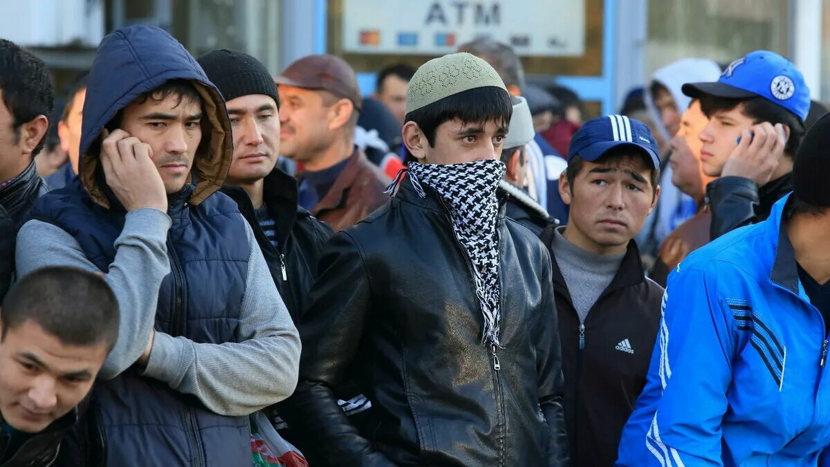 Иммигранты в россии. Мигранты таджикистана. Засилье мигрантов. Толпа таджиков. Засилье иностранцев.