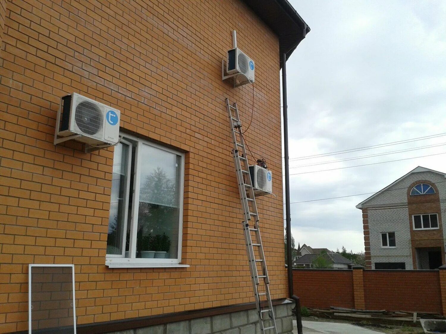 Сплит система в частном доме. Кондиционер в деревянном доме. Сплит система в квартире. Ductless mini-split systems. Установить кондиционер в частном доме.