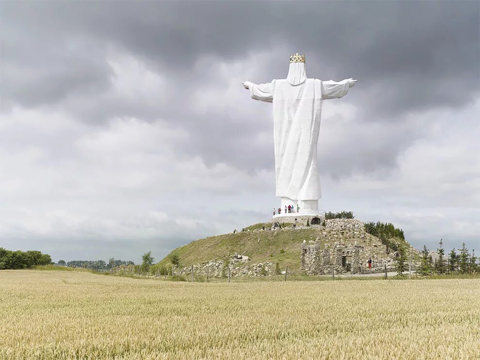 Статуя стран. Статуя царя Христа Свебодзин Польша. Статуя Христа царя Польша. Свебодзин статуя Иисуса. Самая высокая статуя Христа в мире.