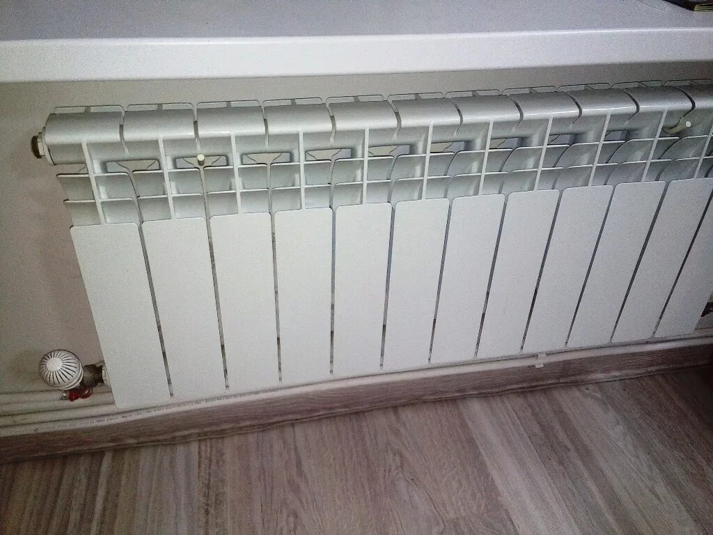 батареи отопления. батарея отопления снизу холодная сверху горячая. почему радиатор отопления холодный. радиатор на батарее холодный. старая батарея не греет.