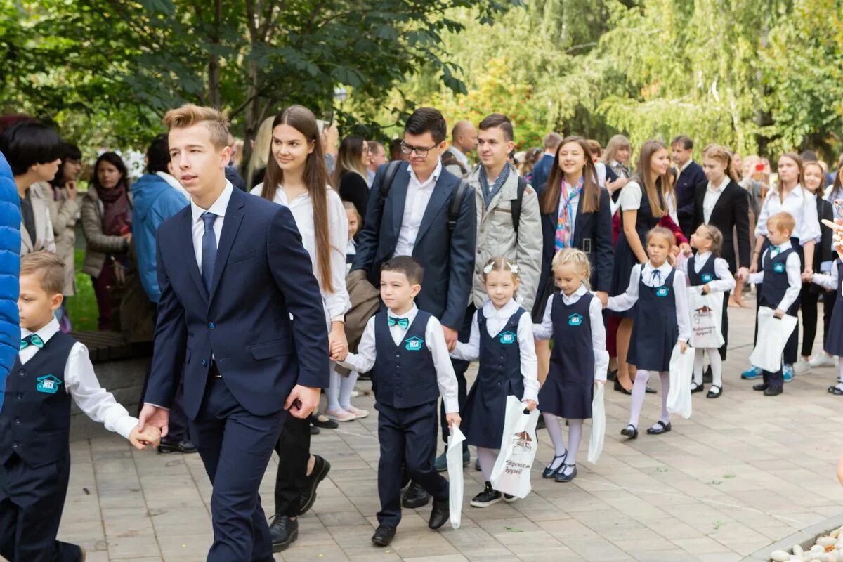 Первый класс пришли ребята. Лицей технический Самара. Первоклассник и одиннадцатиклассник. Первый класс линейка. Линейка 1 сентября.