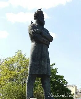 Сидящий и стоящий памятник