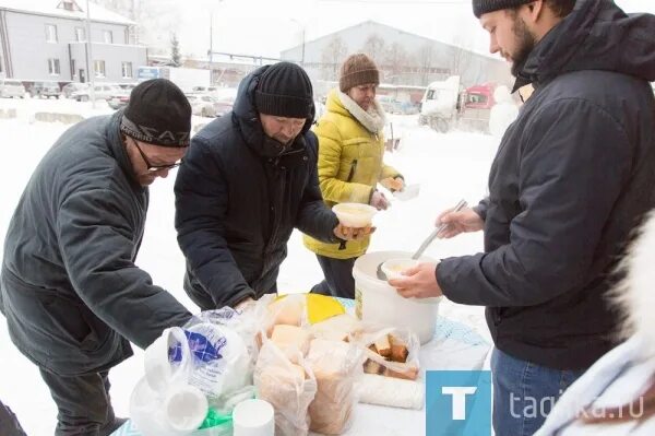 Тарелка добра. Добрые дела зимой. Добрые дела к новому году. Благотворительный обед Свердловская область. Добрые дела зимой фото.