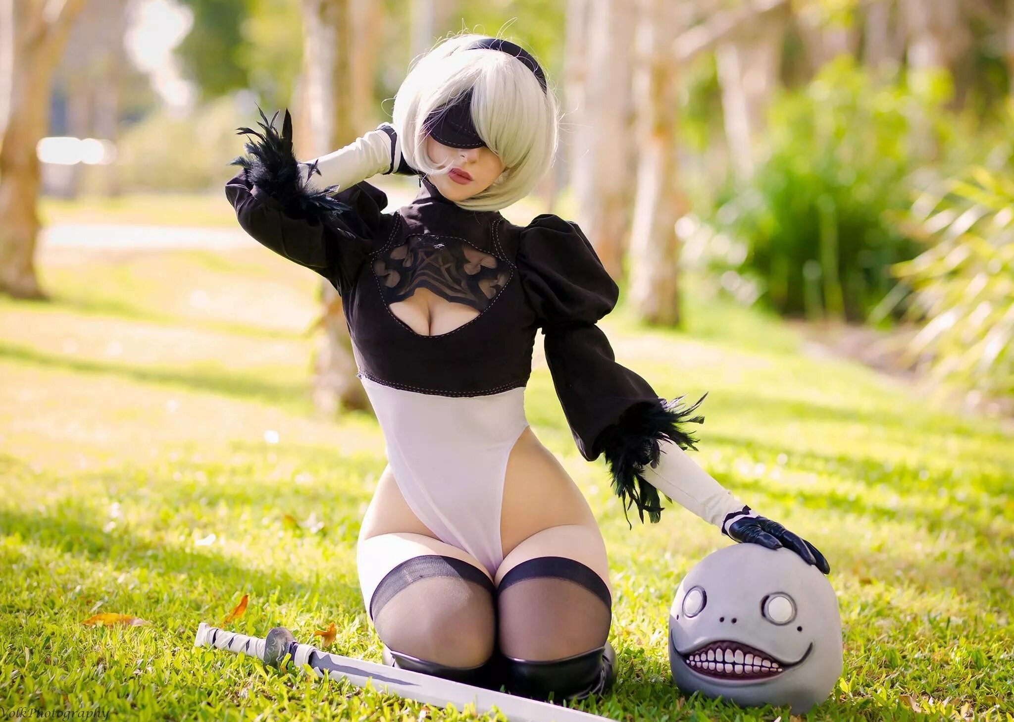 2b automata 18. 2b Cosplay Пирожникова. Ниер автомата 2b. NIER Automata 2b косплей. 2б ниер косплей.