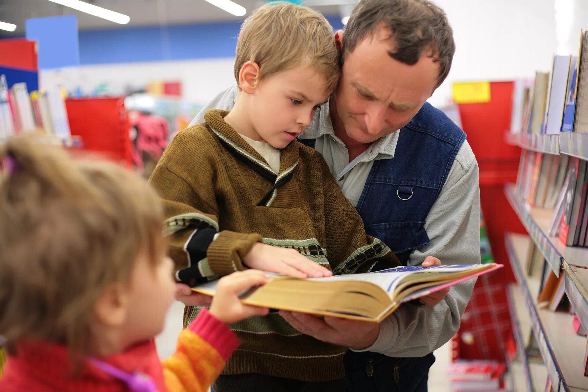 Дедушка покупает книгу. Школьник читает книгу в театре. Book grandfather. Читать внук 3