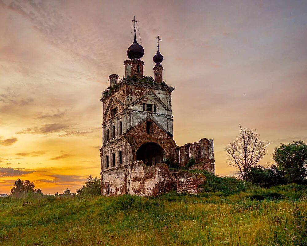 Старая православная церковь. Церковь Троицы Живоначальной Троицкое заброшенный. Заброшенный храм Селигер. Заброшеные деревни Суздальского района. Древний храм в Ивановской области.